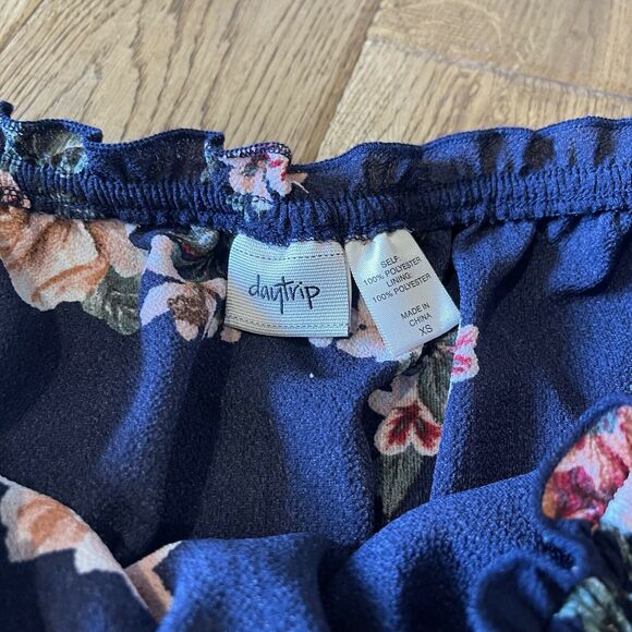 Navy Daytrip Rose Floral Strapless Short Flutter Romper Size XS Juniors/Teen - Picture 6 of 7